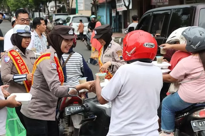 Polres jepara tebar kebaikan ramadan dengan bagi takjil dan atur