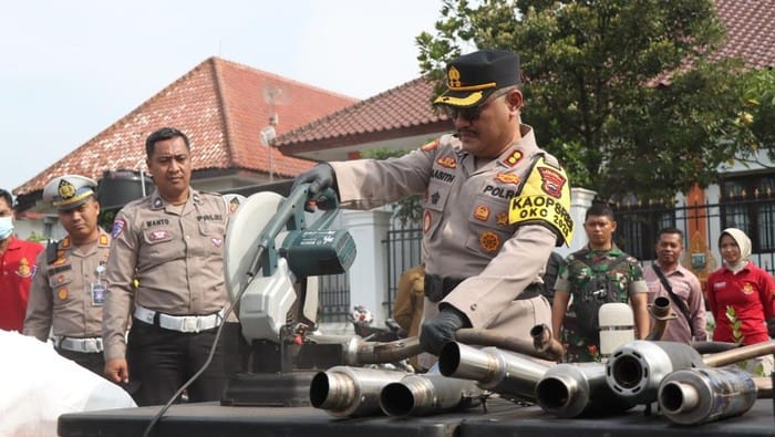 Polres kebumen musnahkan knalpot brong hasil razia