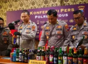 Polres kudus gerebek peredaran miras, 113 botol disita dari 70