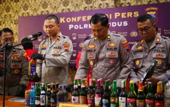 Polres kudus gerebek peredaran miras, 113 botol disita dari 70