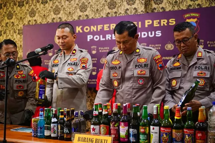 Polres kudus gerebek peredaran miras, 113 botol disita dari 70