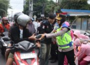 Polres magelang kota bagikan 200 takjil dan kenalkan layanan polri