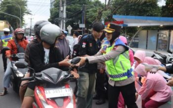 Polres magelang kota bagikan 200 takjil dan kenalkan layanan polri