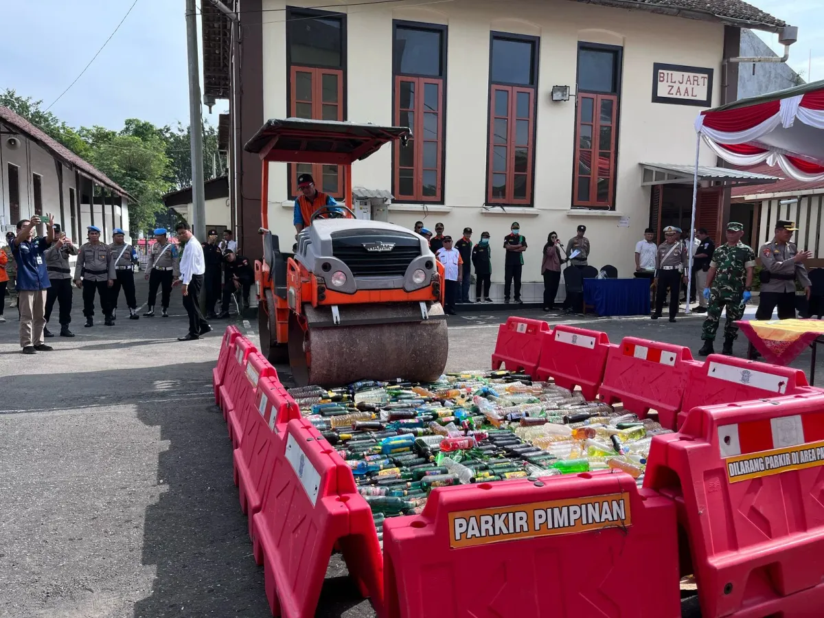 Polres magelang kota musnahkan 683 botol miras hasil razia