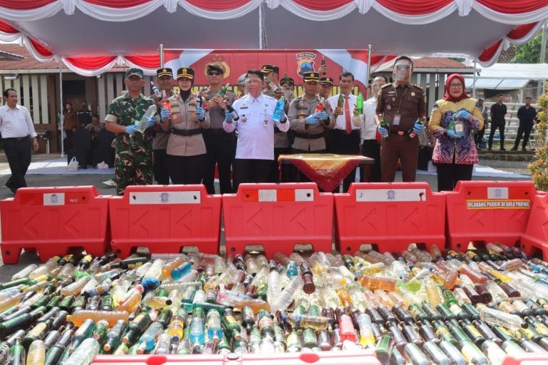 Polres magelang kota musnahkan barang bukti miras jelang lebaran idul