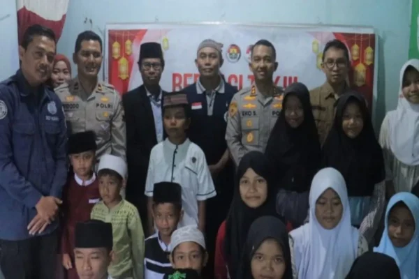 Polres pemalang bersama pwi santuni panti asuhan dengan takjil dan