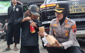 Polres semarang bersama perguruan silat dan ormas bagikan ribuan takjil