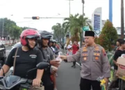 Polres wonogiri bagikan takjil dengan cara unik, pakai kostum anoman