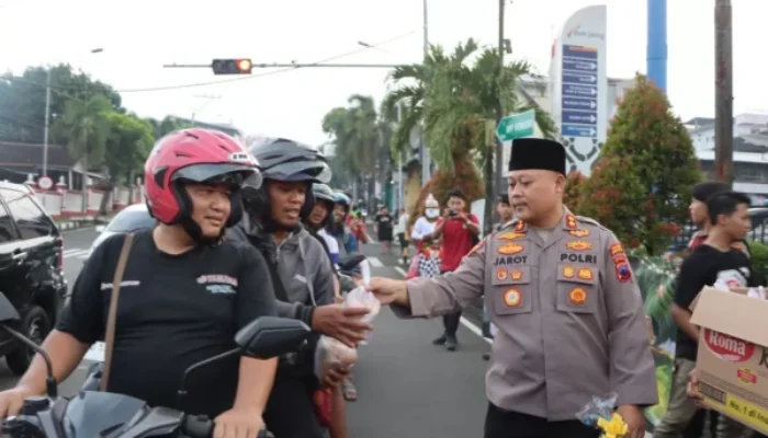 Kreatif! Polisi Wonogiri Gunakan Kostum Anoman Saat Bagikan Takjil di Simpang Ponten