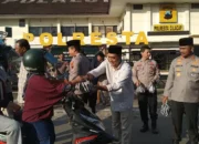 Polresta cilacap dan pwi santuni warga dengan takjil gratis