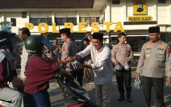 Polresta cilacap dan pwi santuni warga dengan takjil gratis