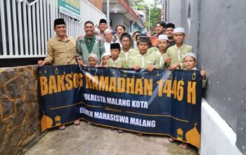 Polresta malang kota bersama mahasiswa berbagi kebahagiaan untuk anak yatim