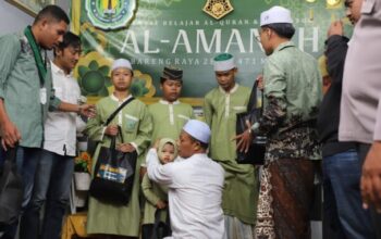 Polresta malang kota bersama mahasiswa berbagi santunan dalam safari ramadhan