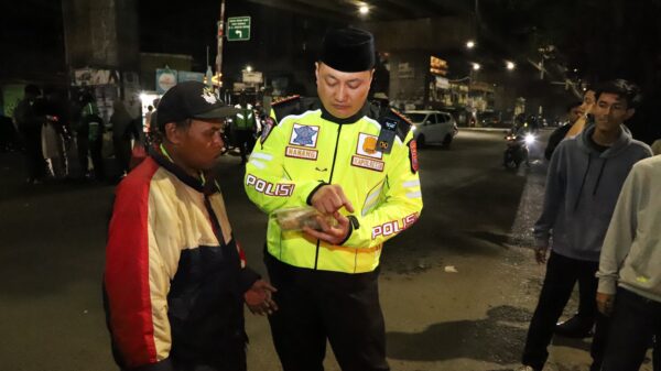 Polresta malang kota gelar sahur on the road, mahasiswa ikut