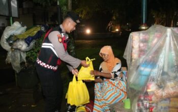 Polresta malang kota gelar sahur on the road, tebar kepedulian