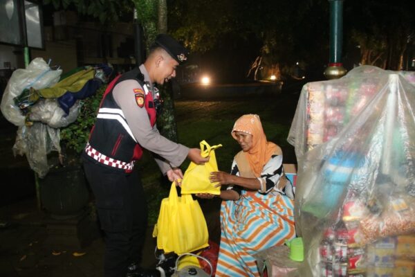 Polresta malang kota gelar sahur on the road, tebar kepedulian