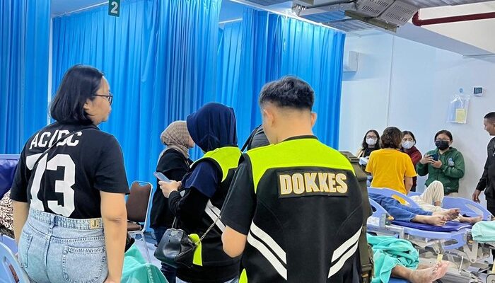 Dokkes Polresta Solo Terjun Langsung Bantu Korban Kebakaran Hotel Grand Hap