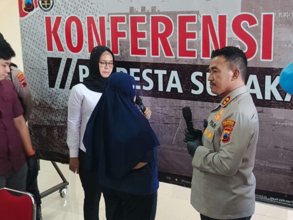 Polresta surakarta amankan wanita pelaku penggelapan 60 unit handphone