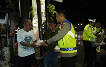 Polrestabes semarang gencarkan patroli dan berbagi sahur di ramadan