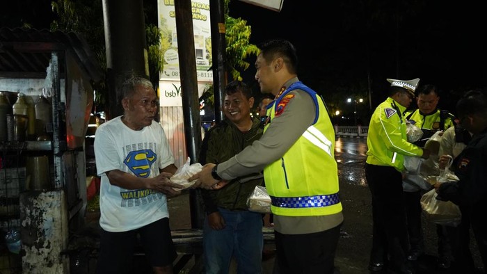 Polrestabes semarang gencarkan patroli dan berbagi sahur di ramadan