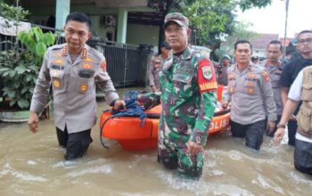 Polri tni salurkan bantuan makanan untuk warga terdampak banjir di sawangan,