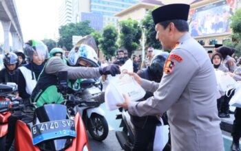 Polri dan media bersinergi berbagi takjil serentak di seluruh indonesia