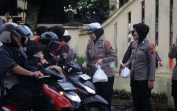 Polwan polresta banyumas bagikan takjil di hari perempuan sedunia