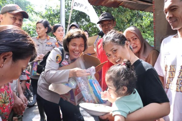 Polwan terjun ke kebon jeruk, serahkan snack hingga sembako ke