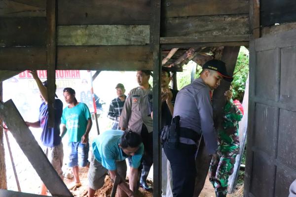 Program Bedah Rumah Ke 3 Polda Jateng Sasar Warga Lebakbarang, Pekalongan