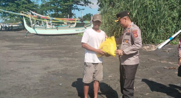 Program Minggu Kasih: Kapolres Jembrana Turun Langsung Salurkan Bantuan