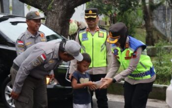 Promosikan layanan 110, polres magelang kota berbagi 200 takjil ke