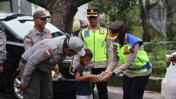 Promosikan layanan 110, polres magelang kota berbagi 200 takjil ke