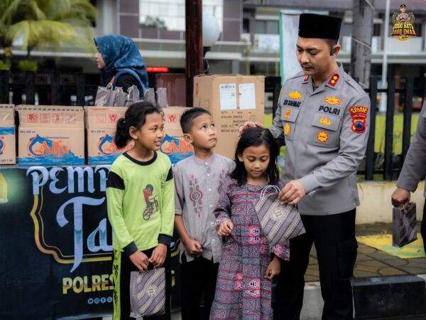 Ramadan berkah, polres batang bagikan takjil