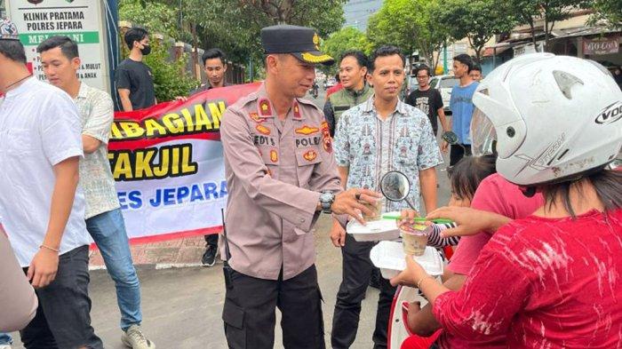 Ramadan berkah, polres jepara bagi takjil dan jaga kelancaran lalu