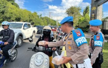 Ramadan penuh berkah, bidpropam polda kalteng berbagi takjil gratis