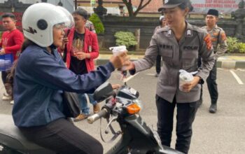 Ramadan penuh berkah, polres jembrana dan imm bagikan takjil kepada