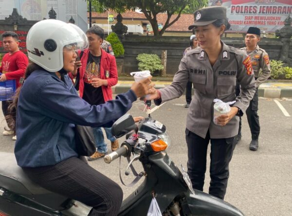 Ramadan penuh berkah, polres jembrana dan imm bagikan takjil kepada