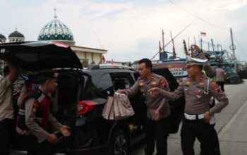 Ramadhan berkah, polres demak dan bem nusantara jateng bagikan takjil