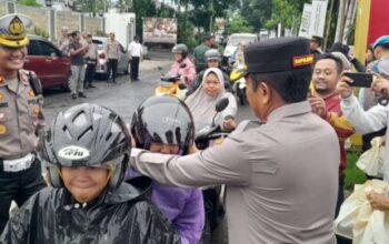 Ramadhan berkah, polresta banyumas dan pwi bagikan sembako serta takjil