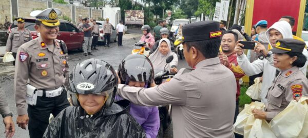 Ramadhan berkah, polresta banyumas dan pwi bagikan sembako serta takjil