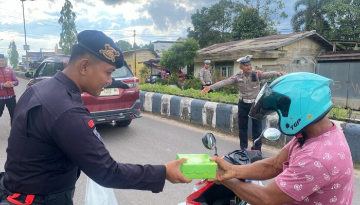 Ramadhan penuh berkah, brimob kalteng dan polres lamandau tebar takjil