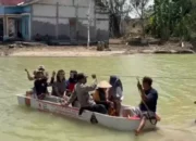 Ratusan warga grobogan terjebak banjir akibat tanggul jebol