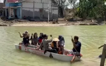 Ratusan warga grobogan terjebak banjir akibat tanggul jebol