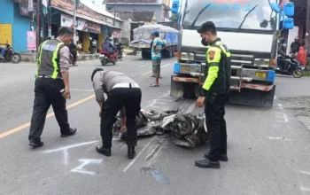 Rembang geger, tronton tabrak tiga motor yang berhenti di lampu