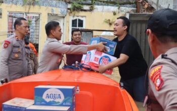 Respons cepat polri bantu korban banjir di bekasi dan depok