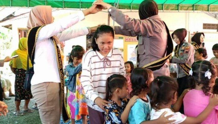 Polres Grobogan Hibur Anak Pengungsi Banjir di Ringinkidul dengan Permainan dan Mainan