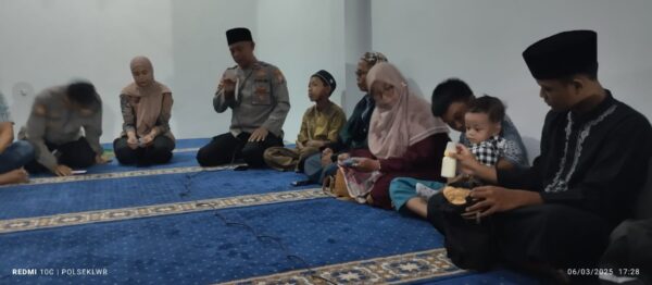 Safari ramadhan polresta malang kota: berbagi kebahagiaan dengan anak yatim