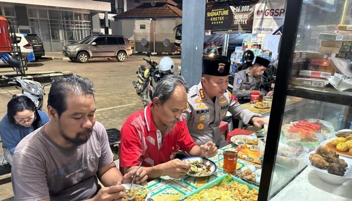 Sahur OTR di Terminal, Kapolresta Cilacap Dekatkan Diri dengan Warga