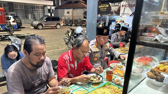 Sahur otr di terminal, kapolresta cilacap dekatkan diri dengan warga