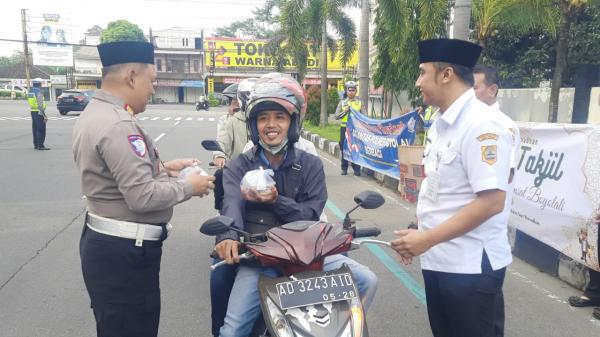 Sambut ramadhan, samsat boyolali bagikan takjil gratis di jalan raya